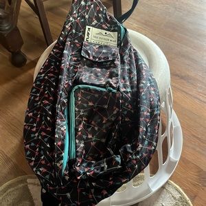 Kavu sling bag arrow pattern